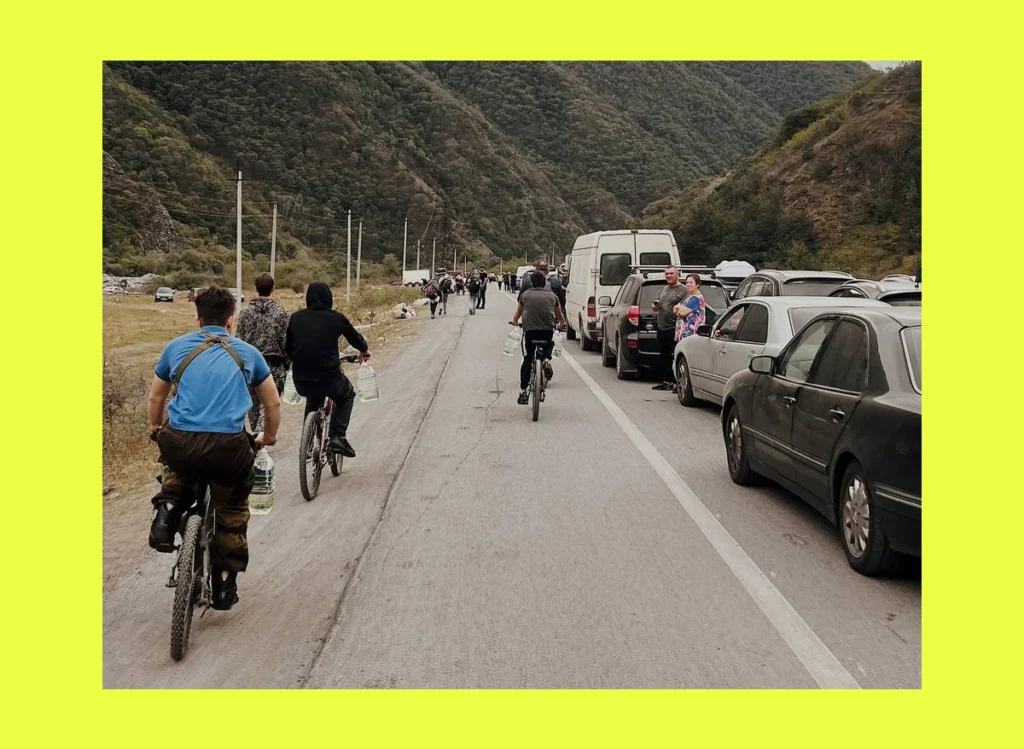 Очередь на КПП «Верхний Ларс». Фото: архив «Вёрстки»