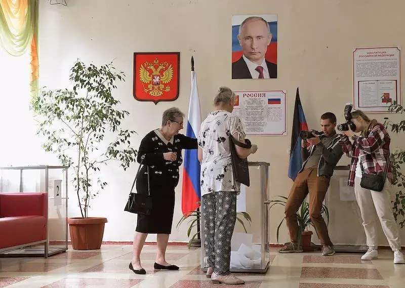 Избиратели на&nbsp;участке в&nbsp;Гимназии №&nbsp;6, Горловка, во&nbsp;время выборов в&nbsp;органы местного самоуправления оккупированной части Донецкой области 9&nbsp;сентября 2023. Фото: Таисия Воронцова/Коммерсантъ