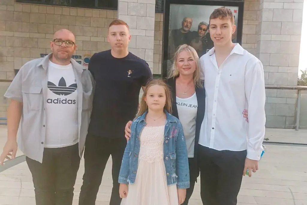 Никита Нир Попов (второй слева) с отчимом Алексеем Белкиным, мамой, братом и сестрой. Фото: из личного архива.