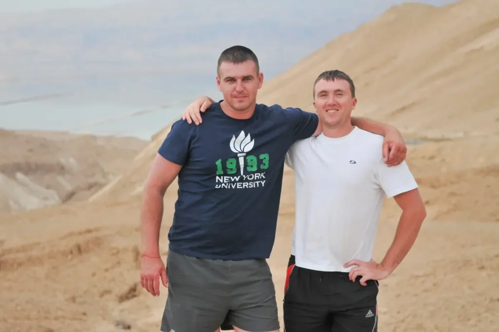 Полицейский Андрей Пошивай (слева) с другом Виктором Зилинским. Фото: Наталья Зилинская.