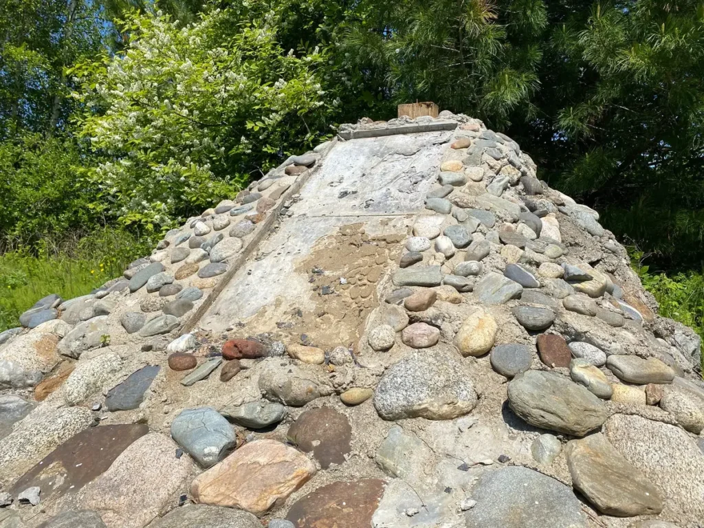 Демонтированный памятник ссыльным полякам-каторжанам в поселке Речка Мишиха в Бурятии. Фото: Люди Байкала.