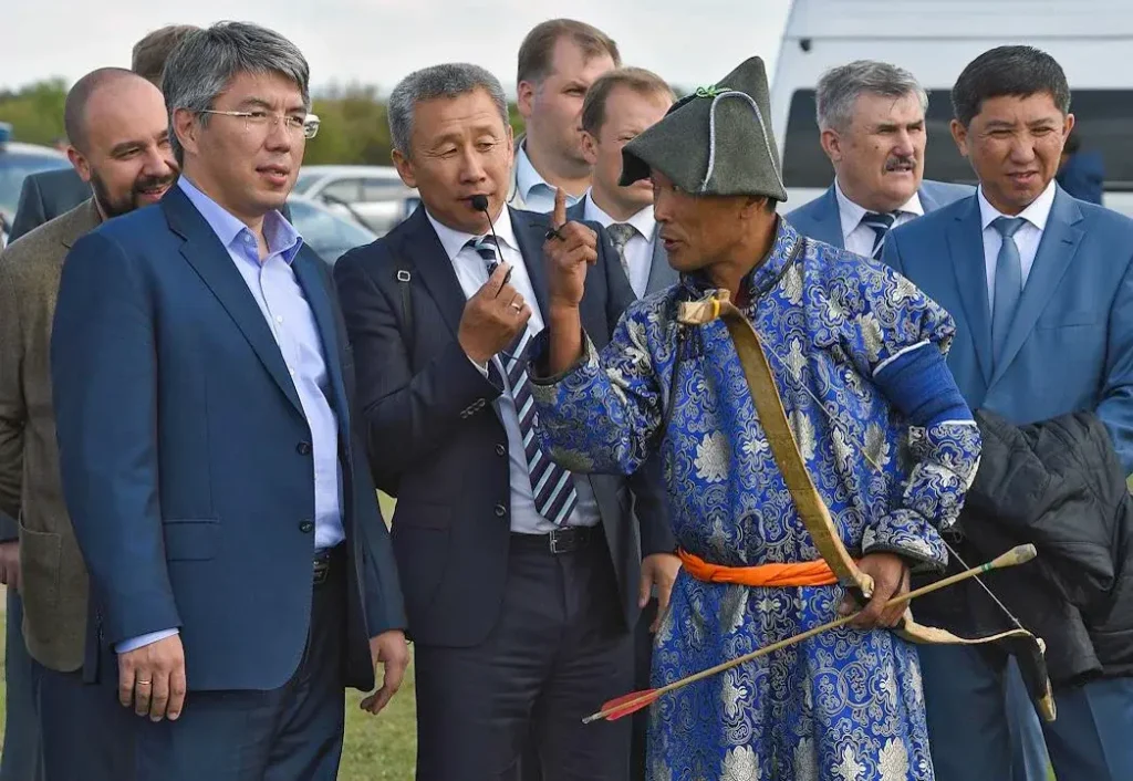 Временно исполняющий обязанности главы Республики Бурятия Алексей Цыденов (слева) со&nbsp;своим переводчиком во&nbsp;время встречи с&nbsp;избирателями в&nbsp;рамках предвыборной кампании в&nbsp;августе 2017&nbsp;года. Фото: Дмитрий Коротаев/Коммерсантъ.