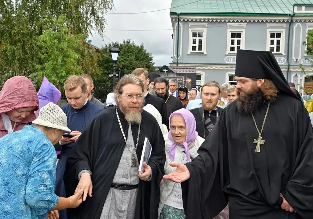 Митрополит Псковский и&nbsp;Порховский Тихон (Шевкунов) (в&nbsp;центре) во&nbsp;время празднования 550-летия Свято-Успенского Псково-Печерского монастыря на&nbsp;Соборной площади в&nbsp;Печорах в&nbsp;августе 2023&nbsp;года. Фото: Дмитрий Лебедев/Коммерсантъ.