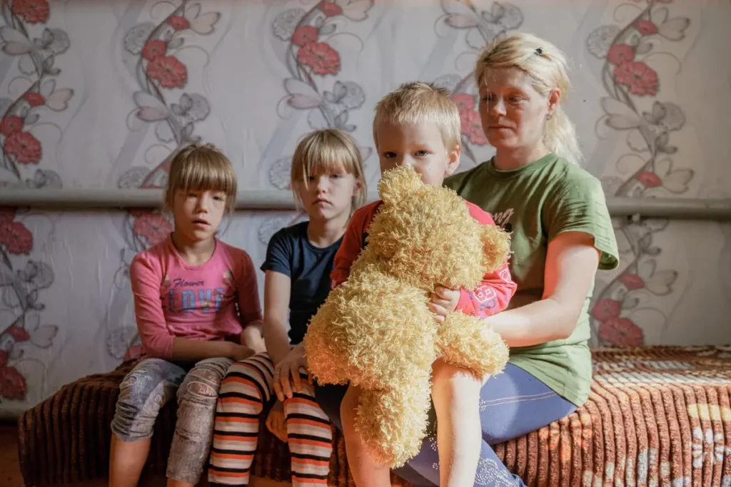 Семья Фельхле у&nbsp;себя дома в&nbsp;селе Корнилово, Новосибирская область: Даша, Вика и&nbsp;Илья с&nbsp;мамой Юлией. Она воспитывает шестерых детей, совсем недавно у&nbsp;них родился брат. Чтобы дети не&nbsp;оказались в&nbsp;приюте, им&nbsp;помог центр поддержки семей и&nbsp;детей «Вместе». Фото: Дмитрий Яцюк.
