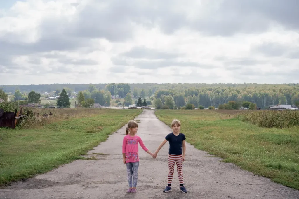 Даша и&nbsp;Вика Фельхле недалеко от&nbsp;своего дома в&nbsp;селе Корнилово. Центр поддержки семей и&nbsp;детей «Вместе» помог семье приобрести дрова на&nbsp;зиму, чтобы дети не&nbsp;оказались в&nbsp;приюте. Фото: Дмитрий Яцюк.