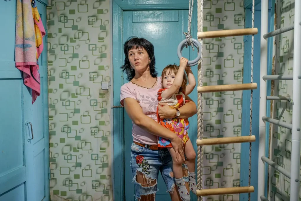 Анна Козырева воспитывает пятерых детей в&nbsp;Болотном, трое из&nbsp;них&nbsp;— своей сестры. Женщина не&nbsp;смогла их&nbsp;воспитывать из-за проблем со&nbsp;здоровьем. Пока дочка Настя была маленькой, Анна таксовала вместе с&nbsp;ней, чтобы заработать деньги. Фото: Дмитрий Яцюк.