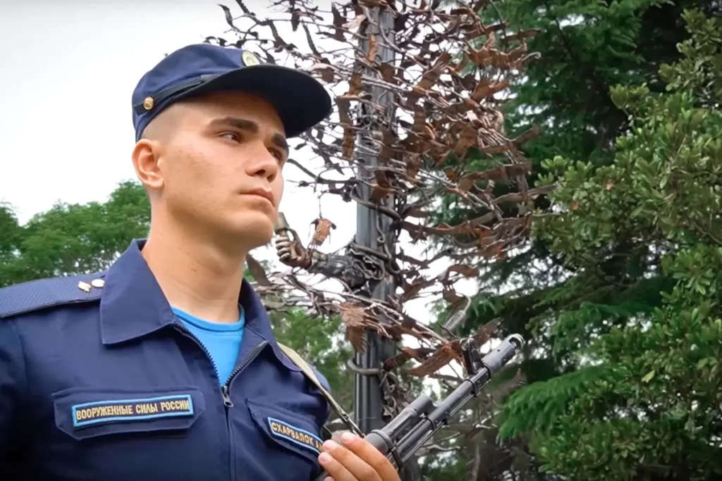 Солдат на торжественном открытии памятника «Смерч журавлей» в Туапсе в июле 2023 года. Фото: скриншот из видео «360 Туапсе».