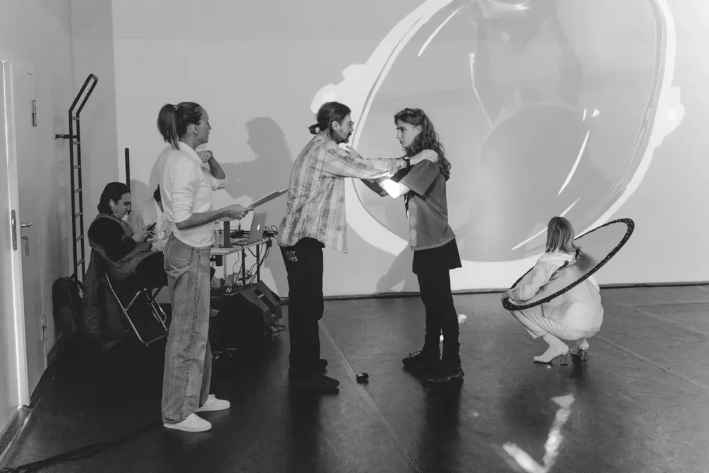 Участники музыкального спектакля “Потерянное Зеркальце” Станислав Астахов, Мария Курденевич, Олег Глушков, Муся Тотибадзе и Женя Борзых во время репетиции. Фото: Дарина Белогонова.