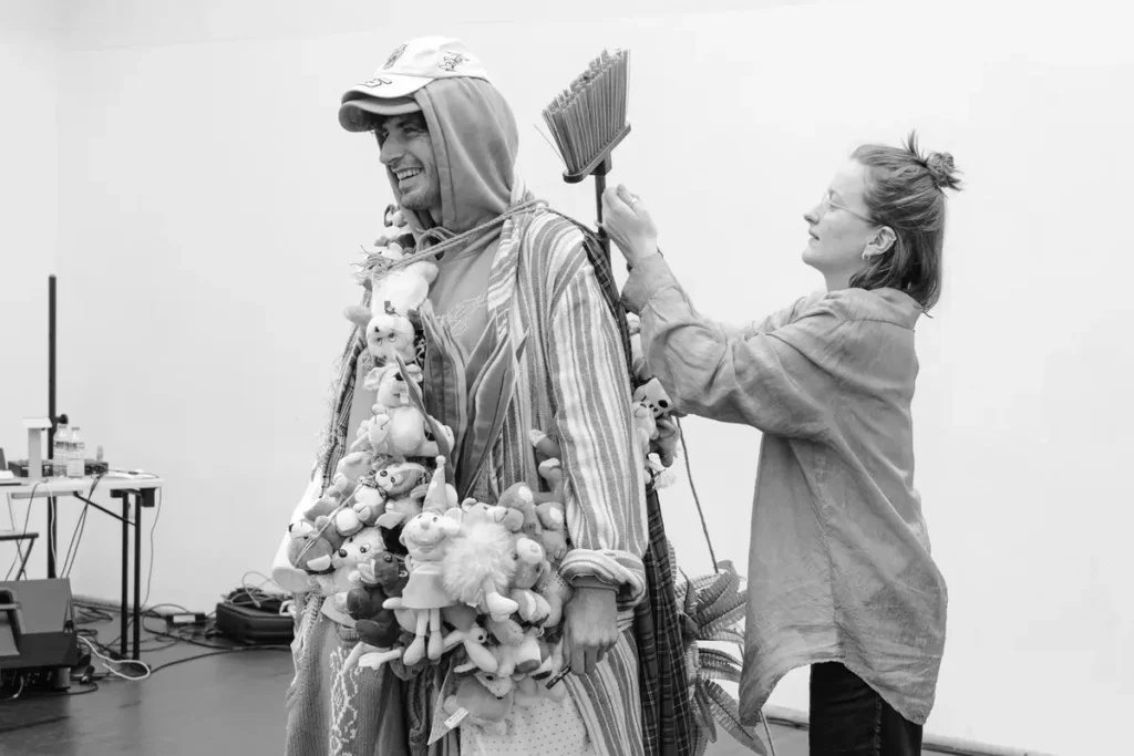 Кирилл Иванов и художница спектакля “Потерянное Зеркальце” Мария Левина во время репетиции. Фото: Дарина Белогонова