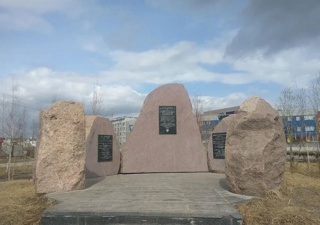 Памятник ссыльным полякам в Якутске до демонтажа. Фото: newsefir.net.