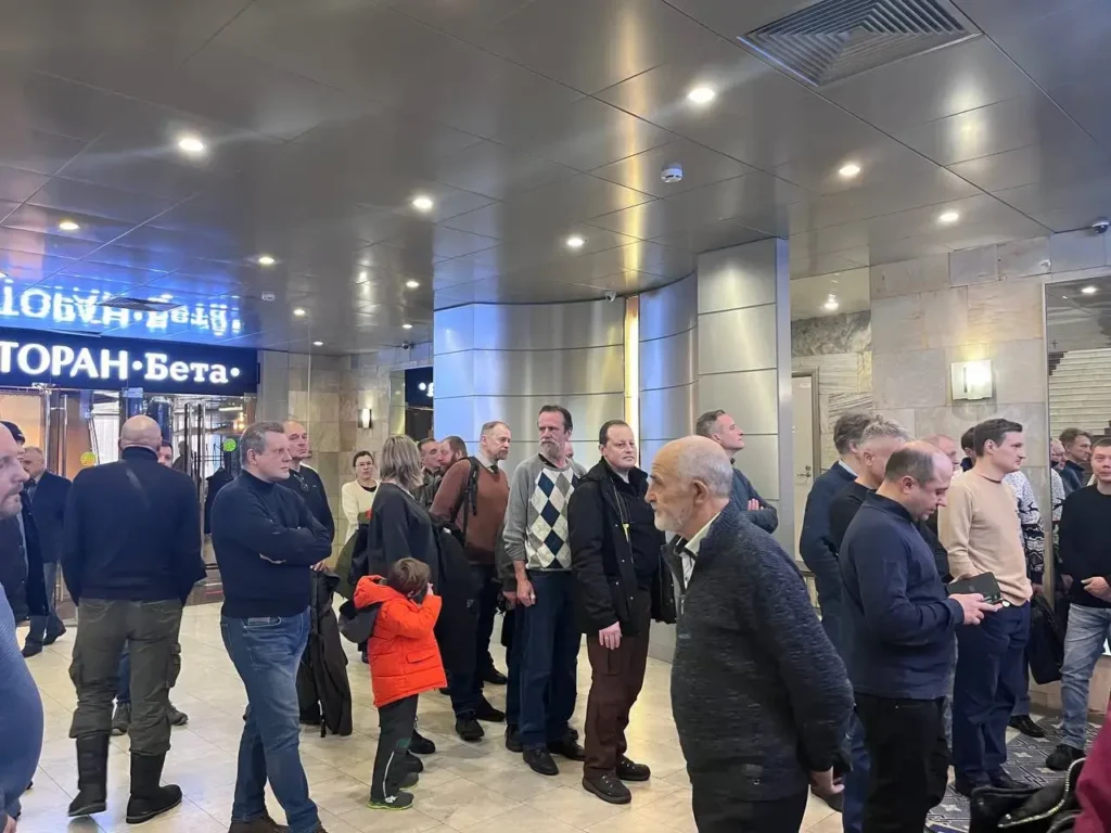 Участники инициативной группы в&nbsp;гостинице «Измайлово», Москва. Фото: Редакция «Верстки».