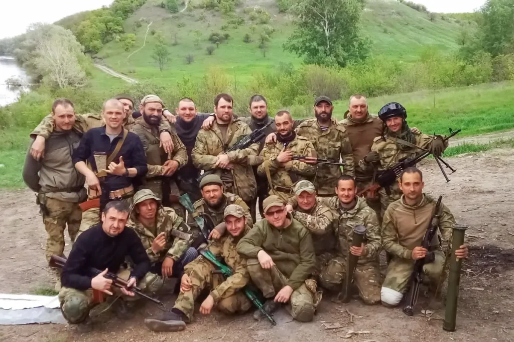 Никита Митченко (сидит крайний справа) вместе с другими добровольцами позирует для фото. Источник: личная страница ВКонтакте.