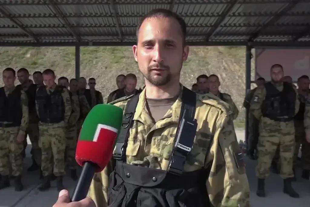 Никита Митченко как доброволец проходит подготовку в Российском университете спецназа в Гудермесе в апреле 2022 года. Источник: скриншот видео из ТГ-канала Рамзана Кадырова.