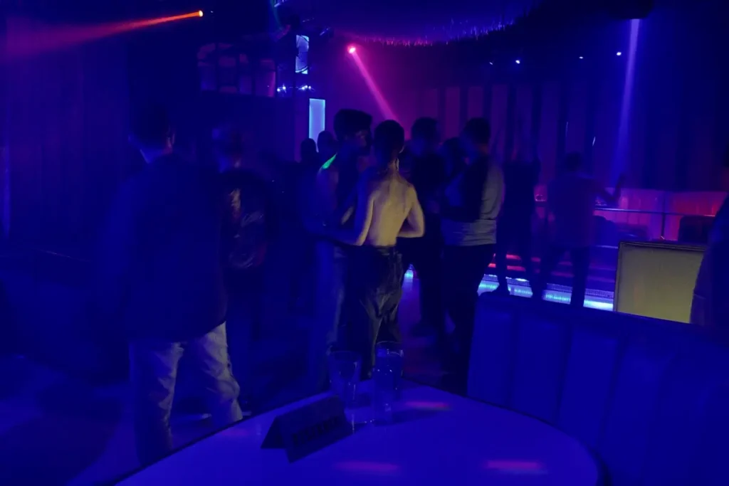 Гости внутри московского клуба “Три обезьяны”. Фото: Арден Аркман.