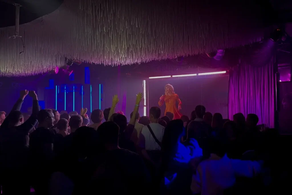 Выступление дрэг-квин внутри клуба “Центральная станция” . Фото: Арден Аркман.