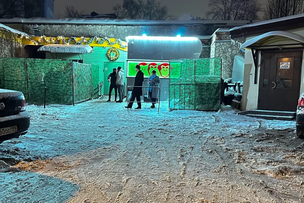 Вход в&nbsp;клуб “Три обезьяны”. Фото: Арден Аркман.
