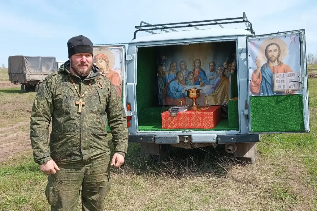 Священник Роман Чебоненко стоит рядом с&nbsp;полевым «храмом-буханкой». Фото вместе с&nbsp;постом выложено 6&nbsp;октября 2023&nbsp;года, в&nbsp;котором священник благодарит за&nbsp;закрытие денежного сбора на&nbsp;покупку нового УАЗа для полевого храма. Источник: личная страница Чебоненко в&nbsp;ВКонтакте.