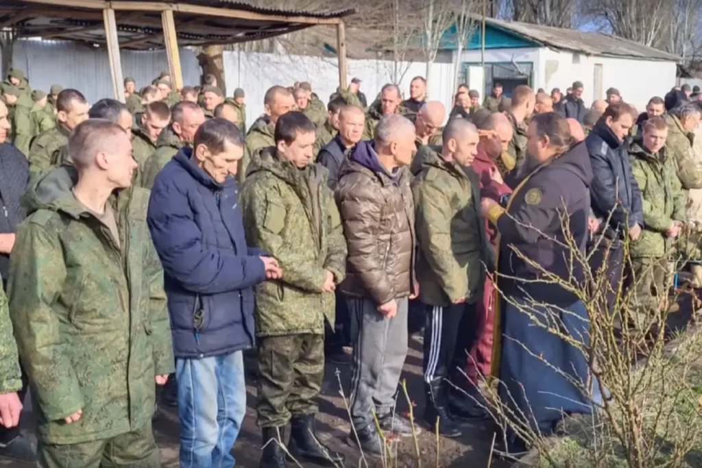 Протоиерей Пётр Гриценко выполняет обряд причастия для 200&nbsp;бойцов. Источник: скриншот из&nbsp;видео с&nbsp;личной страницы Евгения Лищенюка в&nbsp;ВКонтакте.