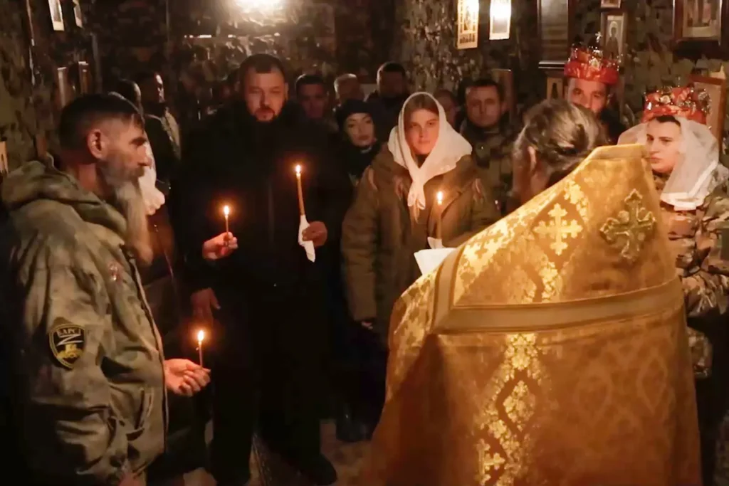 Священник Петр Гриценко венчает трех бойцов с&nbsp;супругами («Куница»&nbsp;— крайний слева, «Медведь»&nbsp;— в&nbsp;центре) в&nbsp;блиндажном храме Донецкой области. Источник: канал «Соловьев» в&nbsp;Telegram, опубликовано 23&nbsp;ноября 2023&nbsp;года.