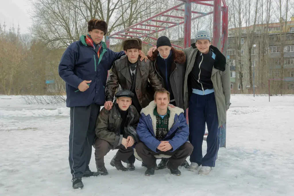 Актеры сериала «Слово пацана» позируют для фото во время съемок. Источник: пресс-служба Wink.