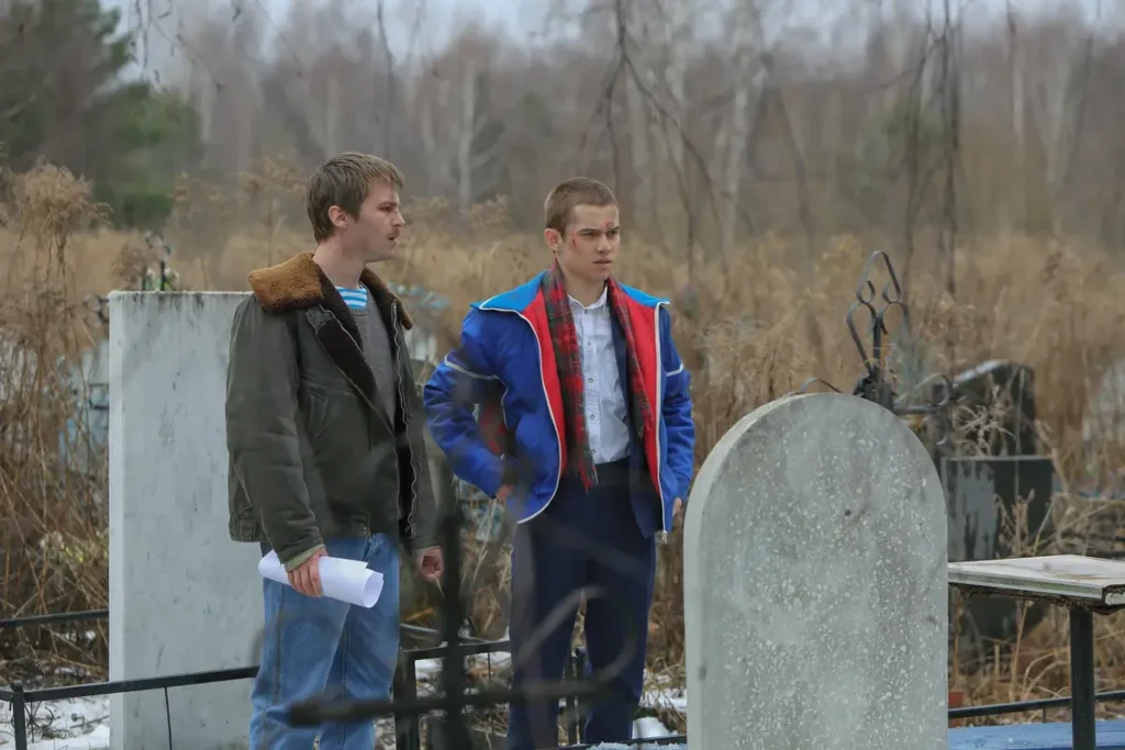 Иван Янковский в роли Вовы Адидаса (слева) и Рузиль Минекаев в роли 14-летнего Марата во время съемок сериала. Источник: пресс-служба Wink.