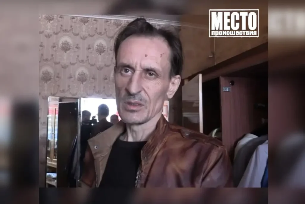 Скриншот из видео с Константином Филатовым с места преступления. Источник: видео из паблика ВКонтакте «Место Происшествия/Первый городской Киров».