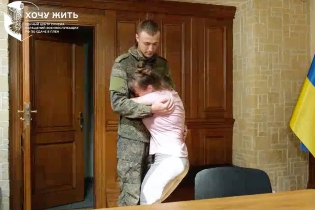 Военнопленный Евгений Калашников обнимает мать на&nbsp;встрече в&nbsp;эфире украинского проекта «Хочу жить» в&nbsp;августе 2023. Источник: скриншот видео из&nbsp;телеграм-канала проекта «Хочу жить».