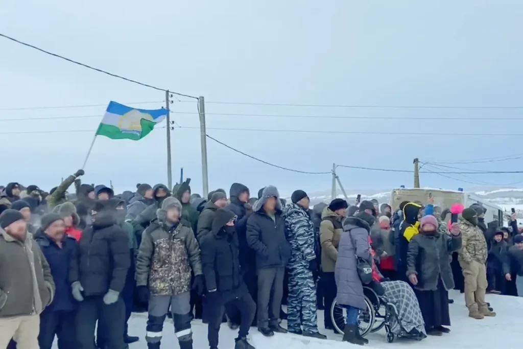 Протесты в&nbsp;день оглашения обвинительного приговора Фаилю Алсынову в&nbsp;Баймакском районном суде 17&nbsp;января, Башкортостан. Фото: специальный корреспондент «Верстки».