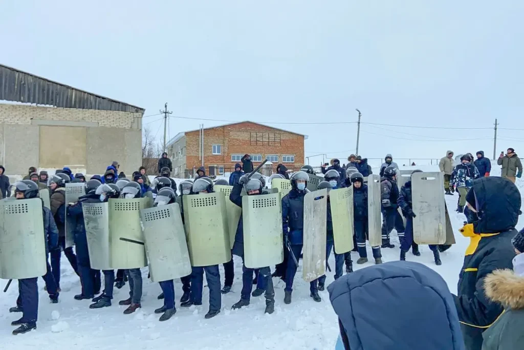 Полиция в&nbsp;день оглашения обвинительного приговора Фаилю Алсынову в&nbsp;Баймакском районном суде 17&nbsp;января, Башкортостан. Фото: специальный корреспондент «Верстки».