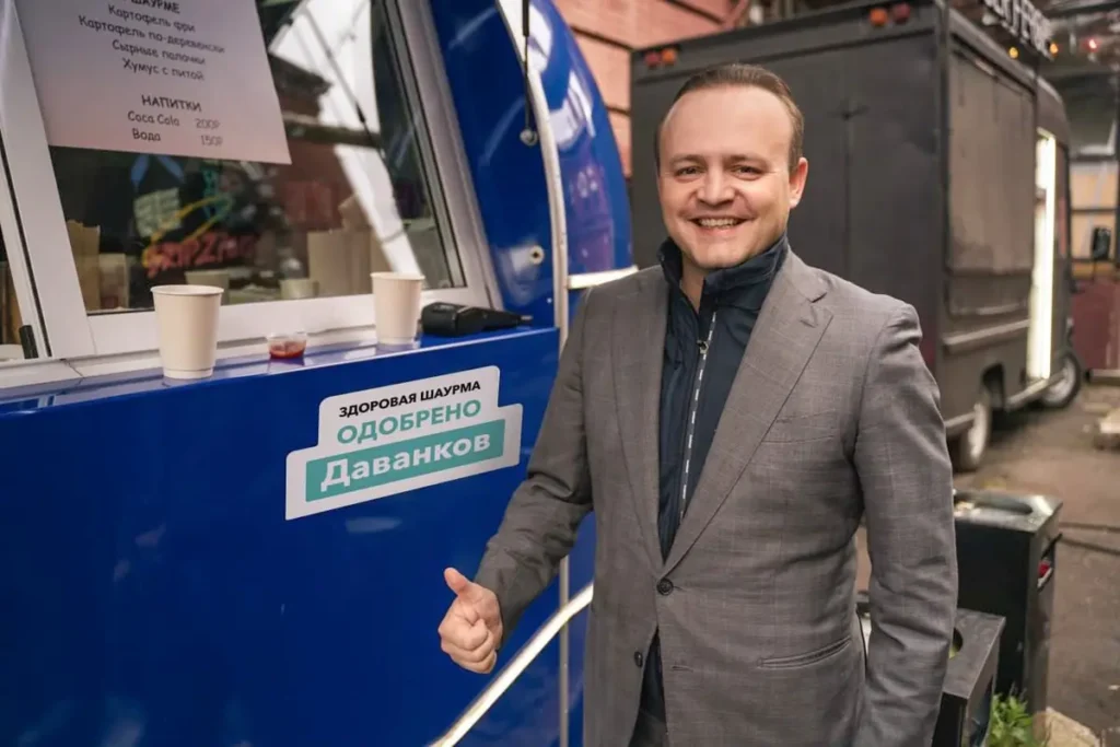 Владислав Даванков фотографируется рядом со&nbsp;своим знаком качества «здоровой» шаурмы. В&nbsp;июле 2023 года Даванков предложил Роспотребнадзору опубликовать стандарт приготовления шаурмы из-за участившихся случаев отравления. Фото: telegram-канал «Даванков//Кандидат в&nbsp;президенты РФ».
