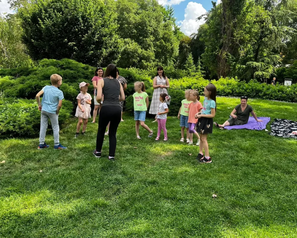 Подопечные и&nbsp;волонтеры фонда Golub miru во&nbsp;время пикника с&nbsp;детьми. Фото: личный архив фонда Golub miru.