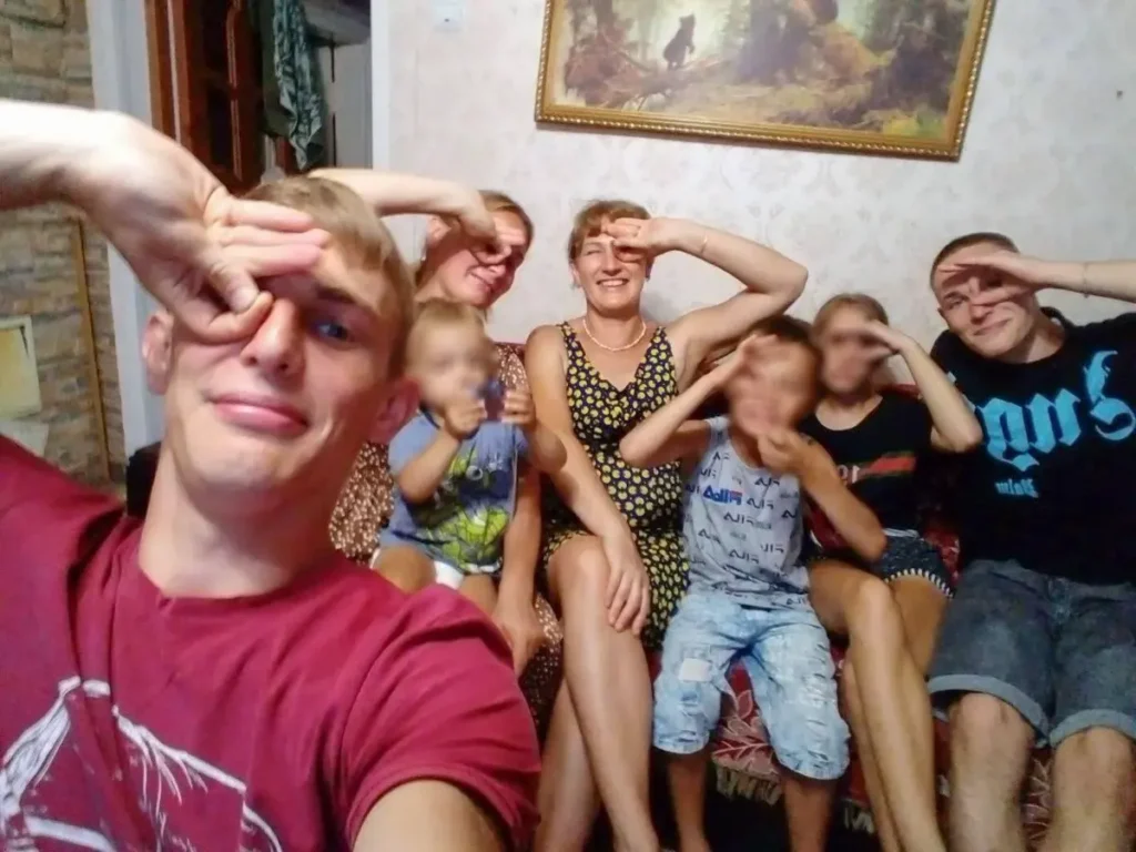 Петр (слева) и&nbsp;его мать Оксана Гончарова (вторая слева) с&nbsp;сыном Арсением на&nbsp;коленях. Фото: личная страница Гончаровой в&nbsp;Facebook.