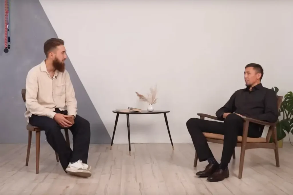 Ильяс Байгускаров (слева) во&nbsp;время интервью с&nbsp;Фаилем Алсыновым в&nbsp;ноябре 2023. Фото: скриншот из&nbsp;видео на&nbsp;youtube-канале «Проект Әңгәмә».