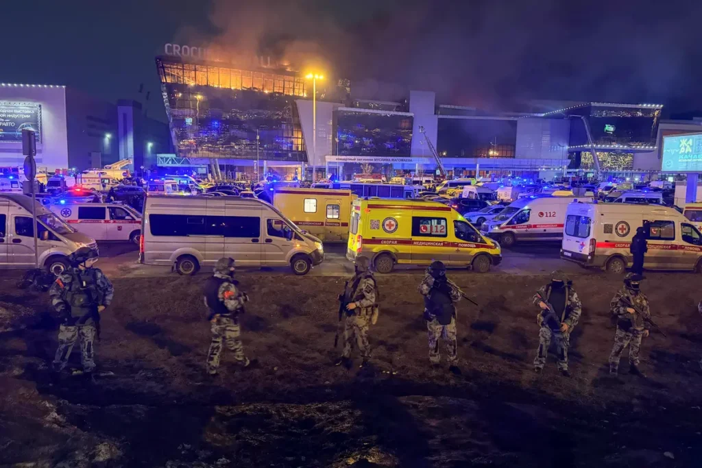 Полиция окружила дорогу к концертному залу Крокус Сити Молл. Источник: специальный корреспондент «Вёрстки».