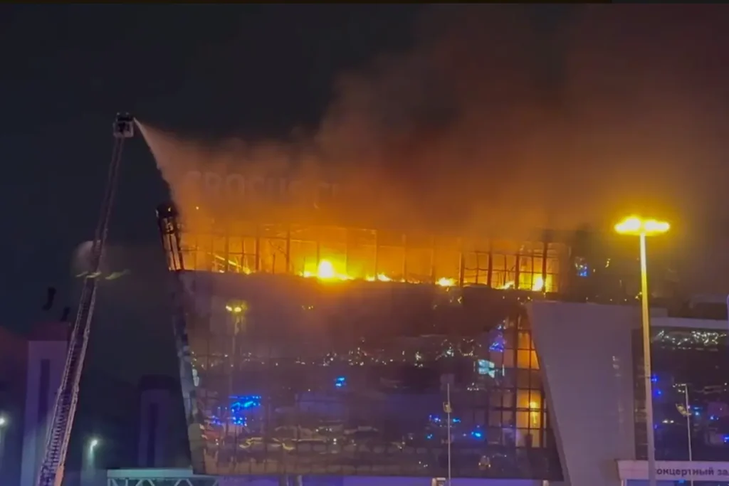 Подразделения МЧС тушат пожар в Крокус Сити Молл. Источник: специальный корреспондент «Вёрстки».