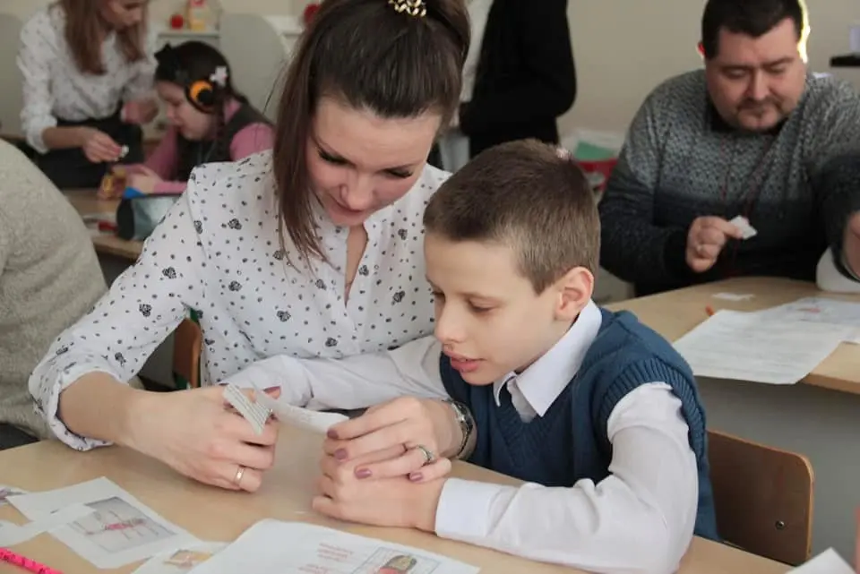 Подопечные фонда «Каждый особенный» и тьюторы в ресурсном классе для детей с аутизмом. Фото: предоставлено фондом «Каждый особенный».