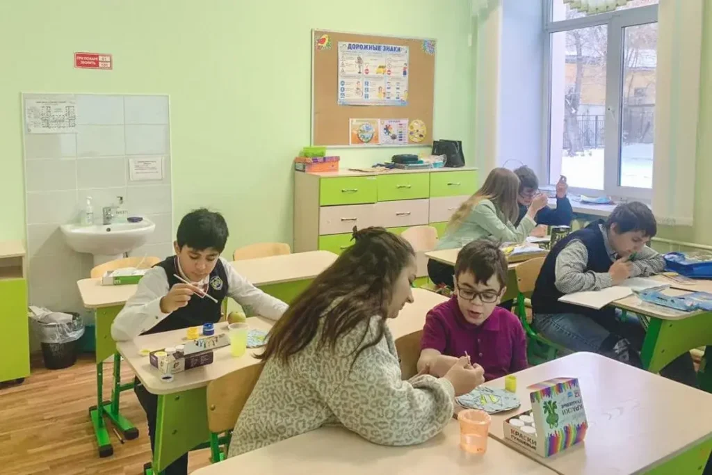 Подопечные и тьюторы АНО «Диада+1» во время занятия. Фото: предоставлено АНО «Диада+1».