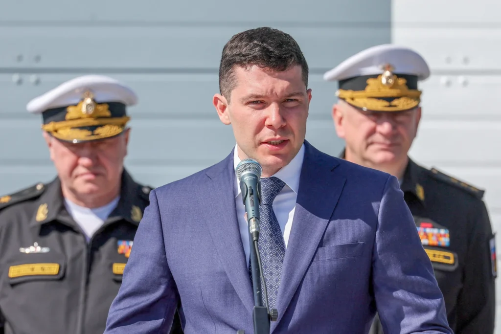 Губернатор Калининградской области Антон Алиханов выступает на церемонии поднятия флага на борту российского корвета "Меркурий" в Балтийске, май 2023 года.