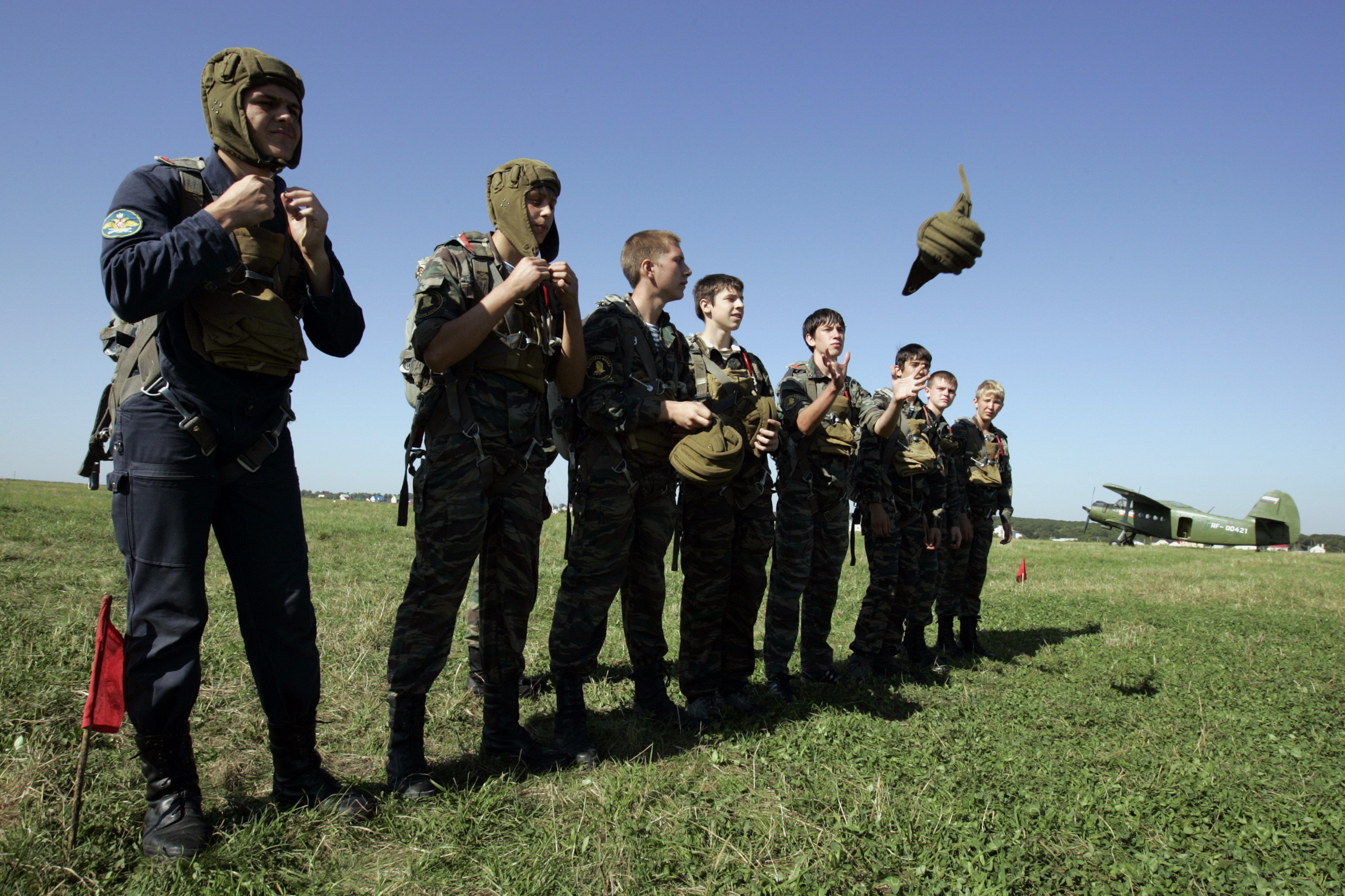 Школьники готовятся к прыжку с парашютами в рамках углублённых занятий по военной подготовке, Ставрополь