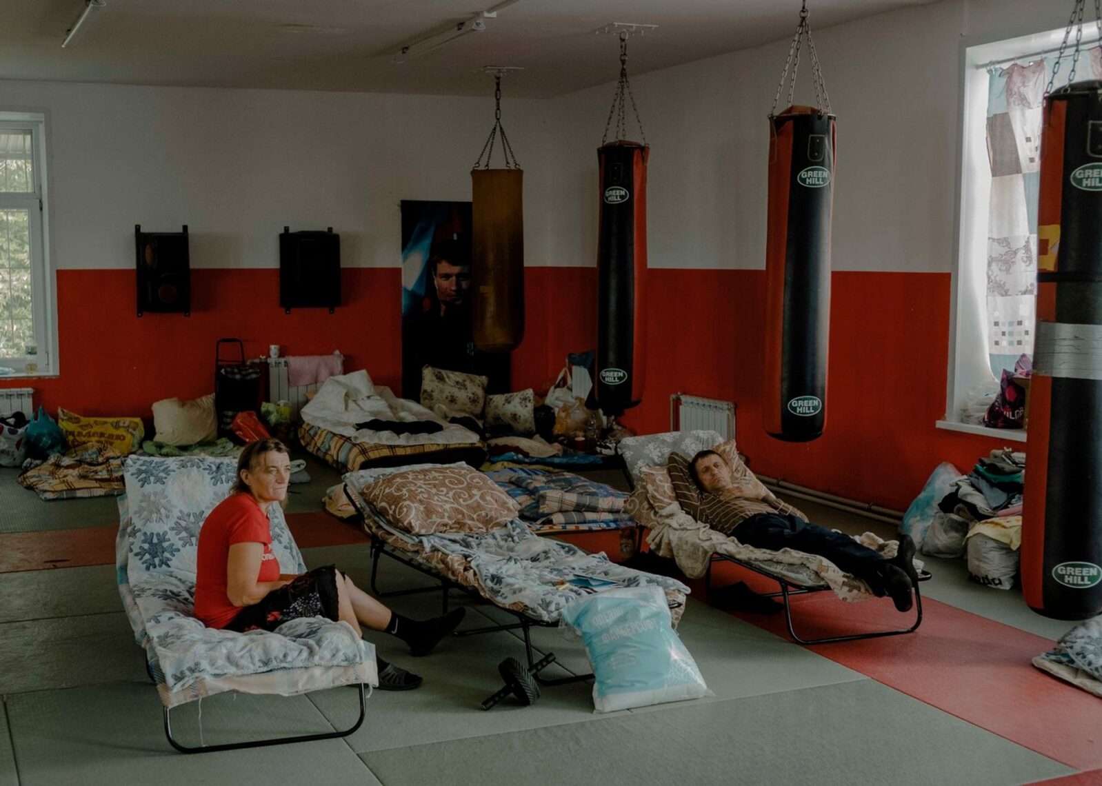 Беженцы из приграничных районов Курской области в пункте временного размещения в Курске