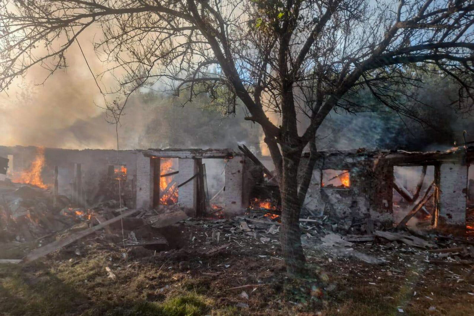 Горящее здание после обстрелов в&nbsp;посёлке Тёткино, Курская область