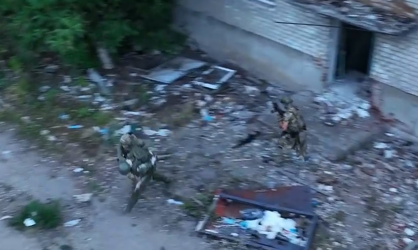 Скриншот из украинского видео с пленением российского солдата в Курской области