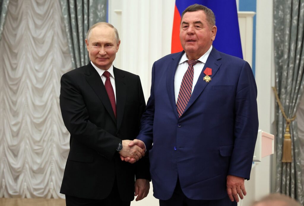 Владимир Путин и президент Международной федерации самбо Василий Шестаков