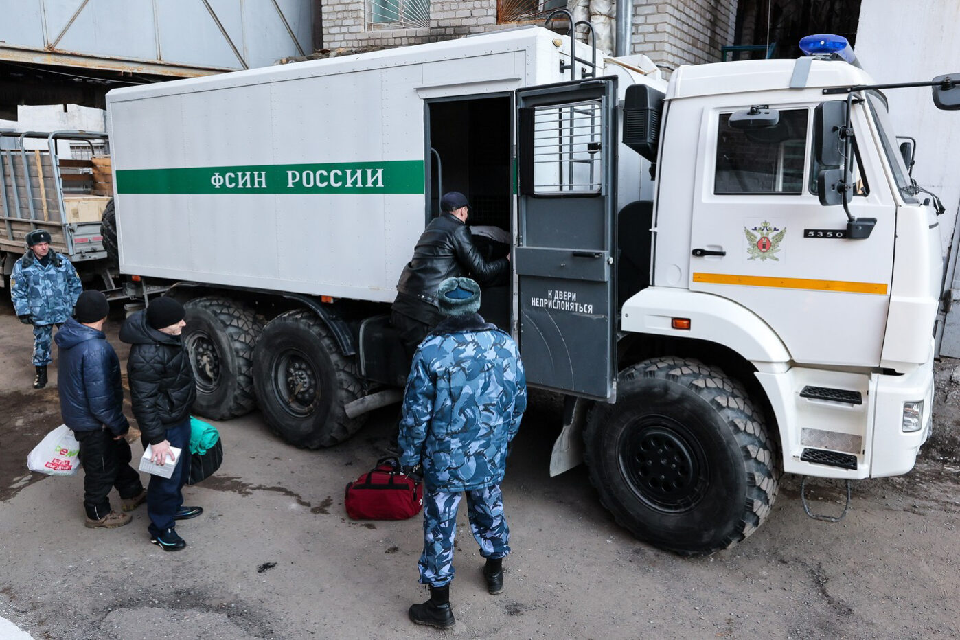 Отправка в СИЗО, погрузка в автозак