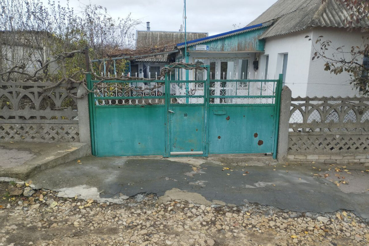 Ворота дома семьи Максима в посёлке в Херсонской области