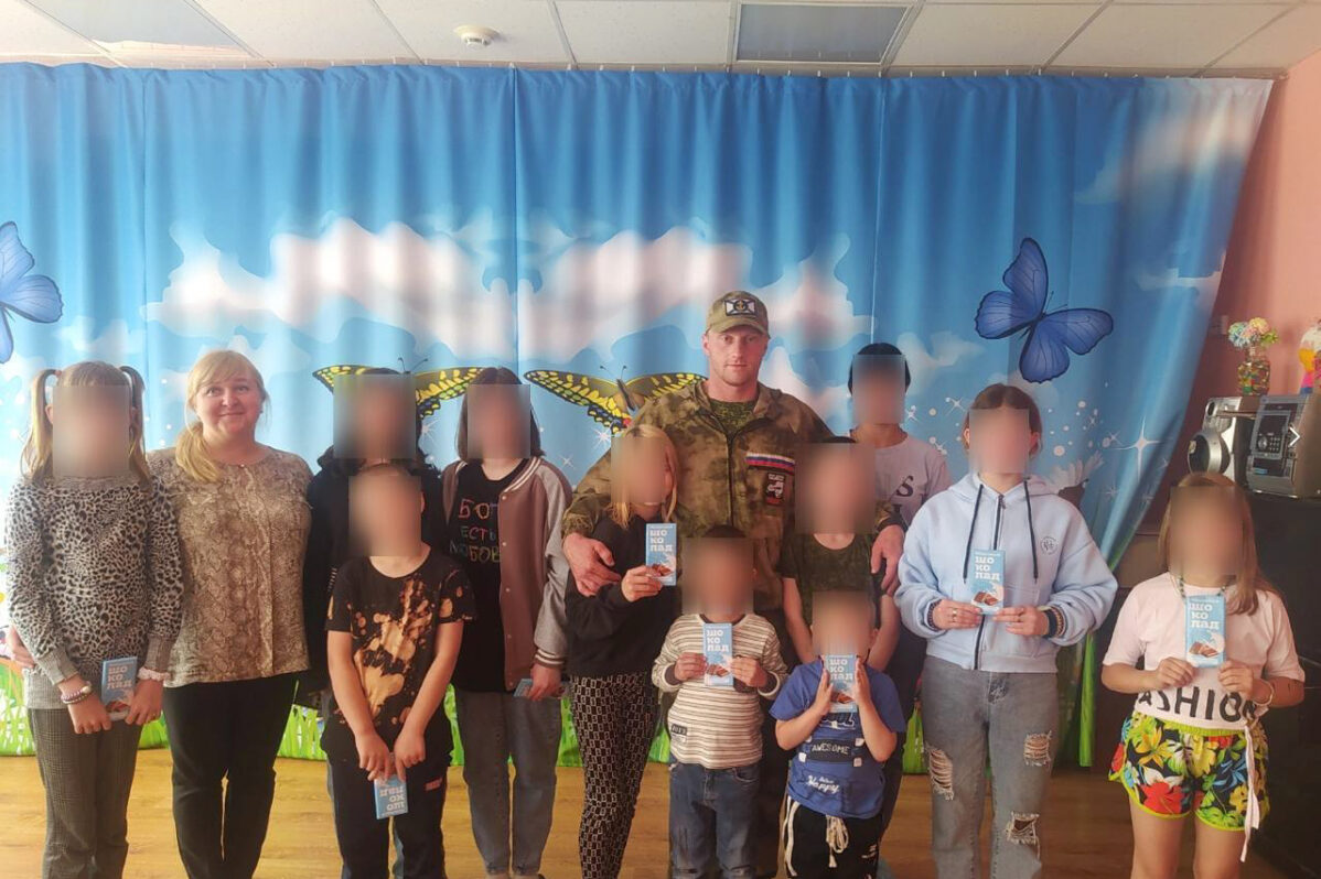 Максим на встрече с участником «СВО» в приюте