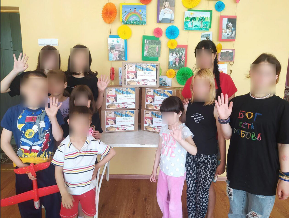 Максим с “Посылкой солдату” в приюте