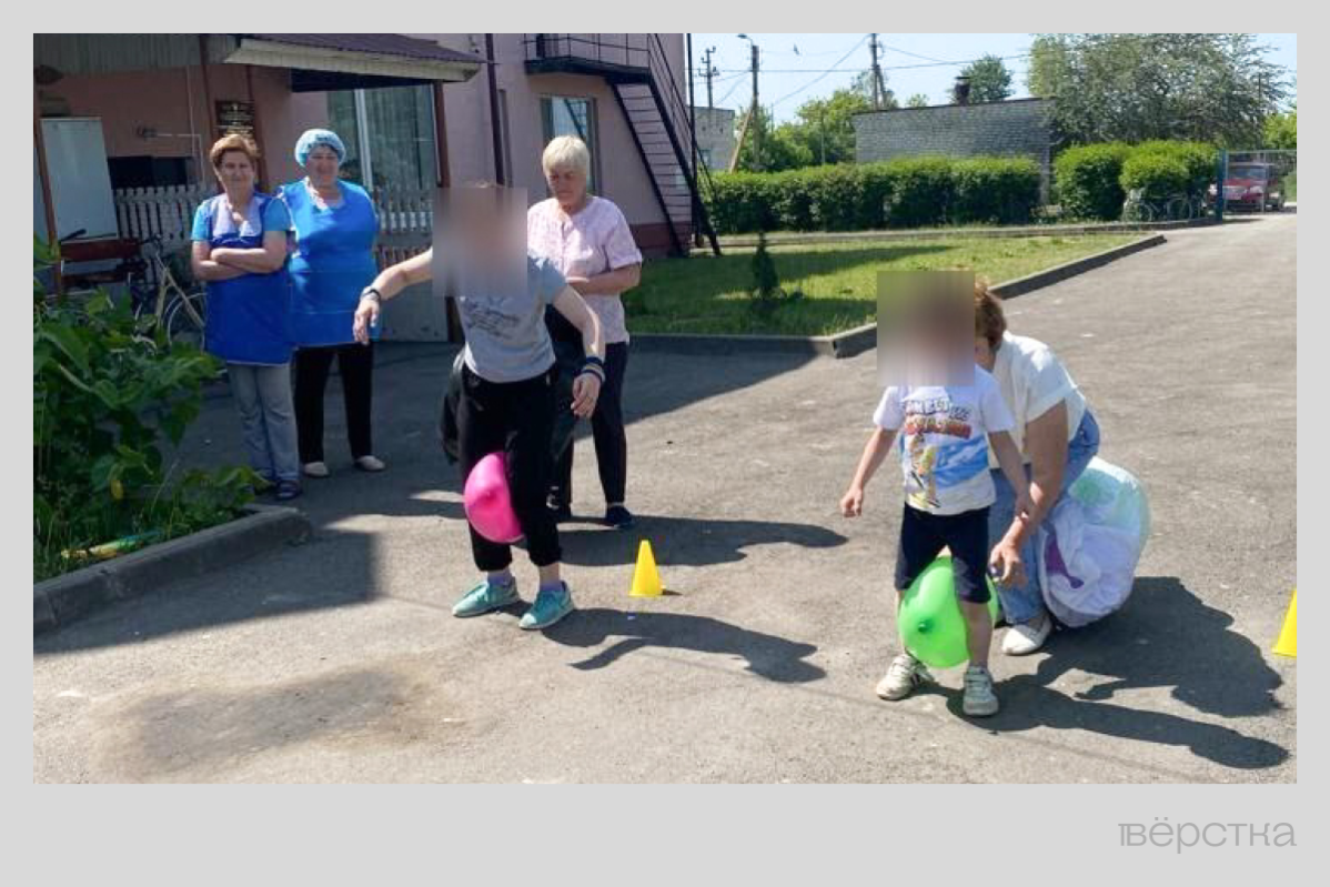 Максим играет по дворе приюта города Почеп