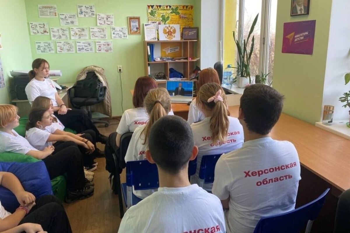 Школьники на оккупированной территории Херсонской области смотрят прямую линию с Владимиром Путиным
