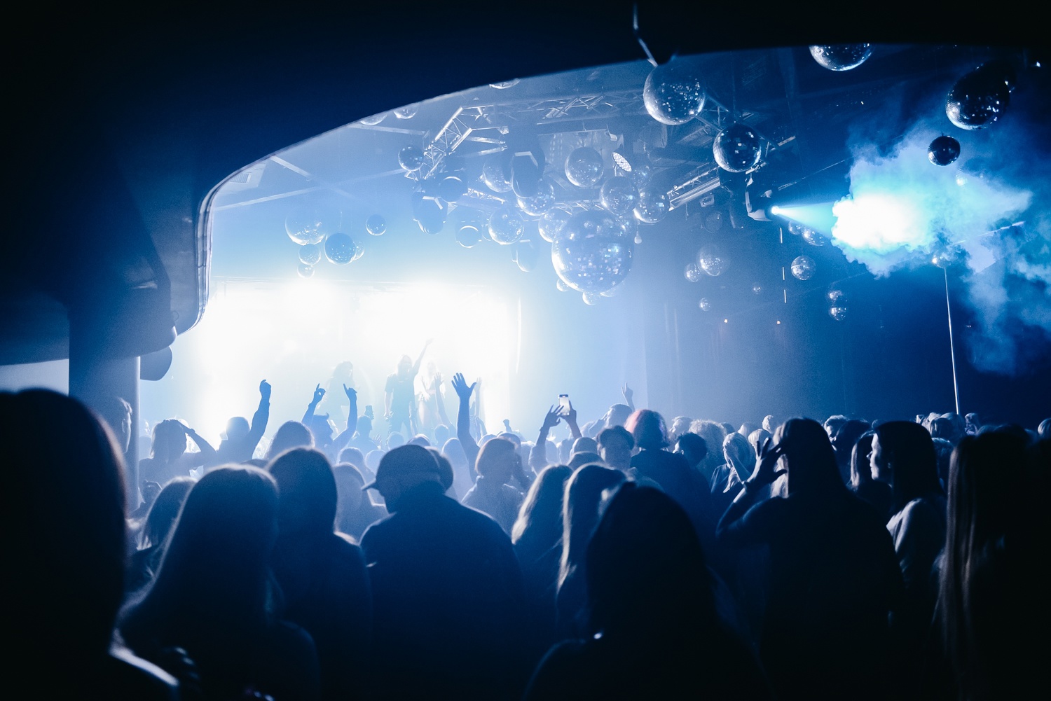 Силовики пришли с рейдами в московские клубы